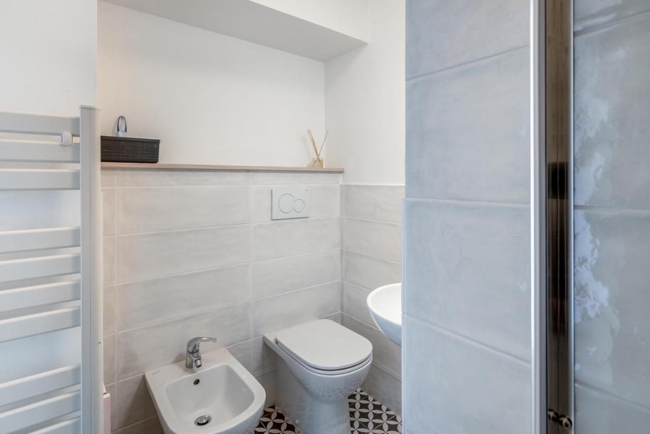 Family & Friends With Shared Bathroom Apartment